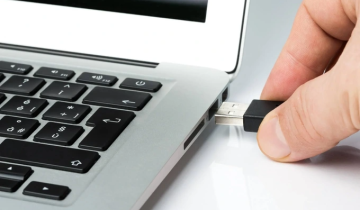 Cắm USB lạ vào máy tính nhà báo Ecuador suýt mất mạng