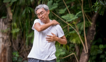 Bí quyết giảm đau nhức xương khớp khi trời mưa